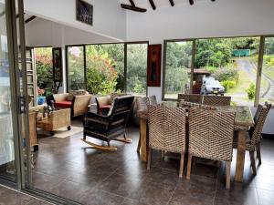 ein Esszimmer mit einem Tisch und einigen Stühlen in der Unterkunft Casa ambiente rural La Vega Cundinamarca in La Vega