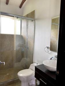 a bathroom with a shower and a toilet and a sink at Casa ambiente rural La Vega Cundinamarca in La Vega