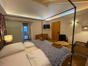 福森的住宿－科索爾蘭德之家酒店，一间卧室配有一张大床和一张桌子
