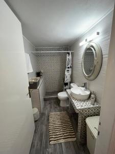 een kleine badkamer met een wastafel en een toilet bij Like your Home... in Litóchoron