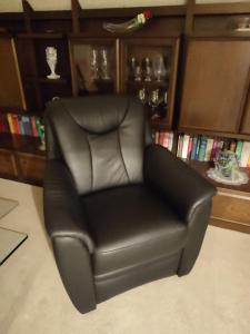 uma cadeira reclinável de couro preto numa sala de estar em Ferienwohnung Grothoff em Olsberg