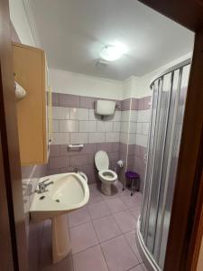łazienka z umywalką i toaletą w obiekcie B&B Lolly w mieście Paravati