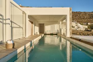 A piscina localizada em Once in Mykonos - Designed for Adults ou nos arredores