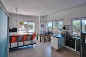 cocina y sala de estar con sofá y mesa en Casa Blanca, en La Matanza de Acentejo