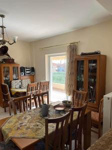 een eetkamer met een tafel en stoelen en een raam bij Two-floor fully equipped maisonette in the nature 
