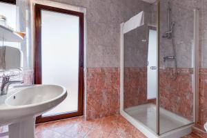 ザダルにあるHotel Marinkoのバスルーム(洗面台、ガラス張りのシャワー付)