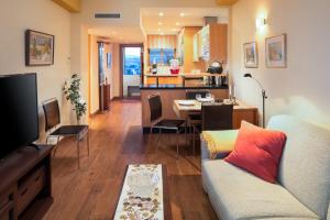 - un salon avec un canapé et une salle à manger dans l'établissement Las Piramides, à Fuengirola