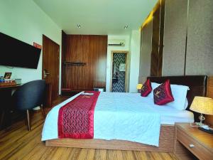 Giường trong phòng chung tại THƯ LÊ Hotel