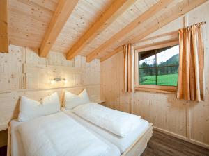 ein weißes Bett in einem Zimmer mit Fenster in der Unterkunft Chalet mit Sauna in Tux - A 246.002-05 in Tux