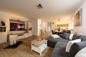 a living room with a couch and a table at Alpjuwel in Garmisch-Partenkirchen