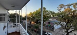 vistas a la calle desde el balcón de un edificio en Departamento Malvinas en Corrientes
