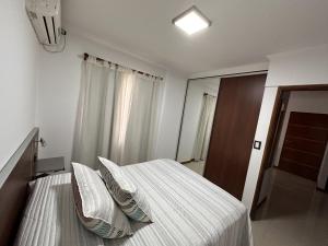 Ένα ή περισσότερα κρεβάτια σε δωμάτιο στο Departamento Villa Carlos Paz Miralejos 3