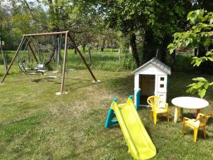 a playground with a slide and a table and chairs at La Treille in Treigny