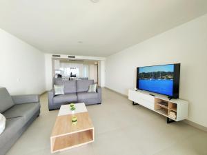 sala de estar con sofá y TV en Luxury Apartment in front Calanova Golf, en Mijas