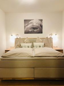 1 dormitorio con 1 cama grande en una habitación en Bio Schartenhof en Sankt Johann im Pongau