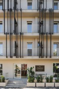 einen Außenblick auf ein Gebäude mit Balkonen in der Unterkunft Civico25 Suite Hotel in Gabicce Mare