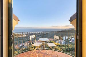 d'un balcon avec une table et des chaises et une vue sur l'océan. dans l'établissement Casa Santi Appartamento Limone, à Giustenice