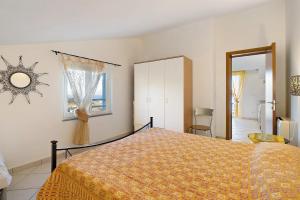 - une chambre avec un lit, une fenêtre et un miroir dans l'établissement Casa Santi Appartamento Limone, à Giustenice