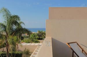 馬里納－迪拉古薩的住宿－Nesea Domus，棕榈树建筑的阳台