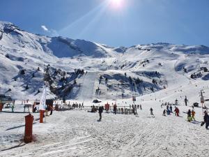塞爾勒的住宿－Rincón de Cerler，一群人,在雪覆盖的滑雪场