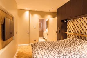 1 dormitorio con 1 cama grande y baño en F2 les parmentiers, en Metz