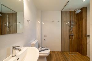 y baño con aseo, lavabo y ducha. en Esperos Studios and Apartments, #3 and #4, en Stalida