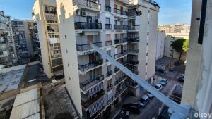 einen Blick über ein hohes weißes Gebäude in der Unterkunft Blue Sky Rooftop Apartments - Bari Policlinico in Bari