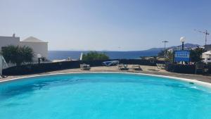 Bazén v ubytovaní Sea view paradise Lanzarote alebo v jeho blízkosti