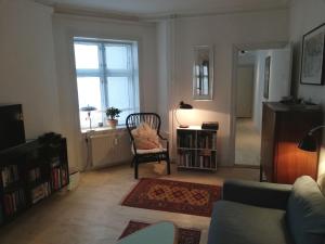 コペンハーゲンにあるApartmentInCopenhagen Apartment 397のリビングルーム(ソファ、椅子、窓付)