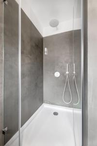 Ένα μπάνιο στο Rainbow Suites by Olala Homes