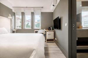 Ένα ή περισσότερα κρεβάτια σε δωμάτιο στο Rainbow Suites by Olala Homes