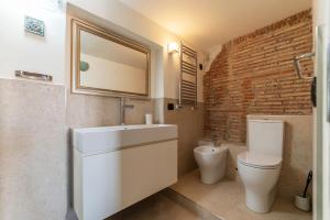 ローマにあるTrastevere Elegant Apartmentのバスルーム(白い洗面台、トイレ付)