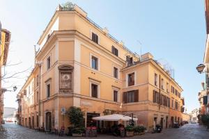 ローマにあるTrastevere Elegant Apartmentの市道の大きな黄色の建物