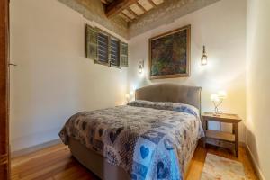 ローマにあるTrastevere Elegant Apartmentのベッドルーム1室(ベッド1台付)が備わります。壁には絵画が飾られています。