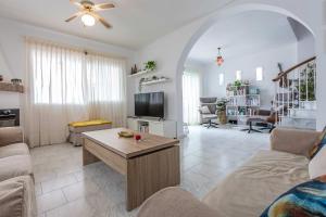 TV a/nebo společenská místnost v ubytování Casa Jerez 14 en Nerja
