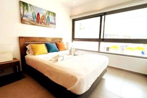 um quarto com uma cama grande e uma janela em 3 Bedroom Pool Villa 50M To The Beach em Las Terrenas