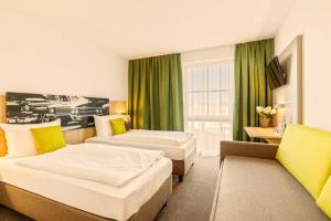 Postel nebo postele na pokoji v ubytování Highway Hotel