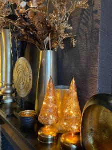 stół ze złotymi dekoracjami i wazonem w obiekcie Hotel Montanus w Brugii
