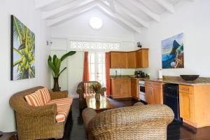 una cocina con 2 sillas y una mesa en Fond Doux Eco Resort en Soufrière