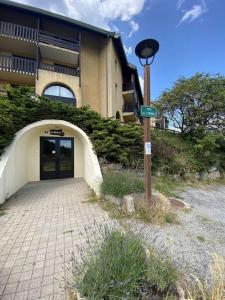 un edificio con un letrero de la calle delante de él en Laye Station - Appartement pieds des pistes en Laye