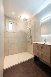 W łazience znajduje się prysznic i umywalka. w obiekcie 95, gelegen aan het natuurmonument de Kampina w mieście Oisterwijk