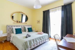 1 dormitorio con 1 cama grande y espejo en Magnificent Relax Athens Voula, en Atenas