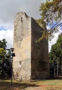 una vieja torre de ladrillo en un parque en Il Torrione, en Guardiagrele