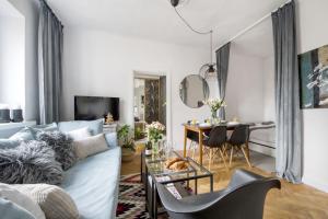 un soggiorno con divano e tavolo di Parrot Dream.Stunning 2 bedrooms near metro&center a Varsavia