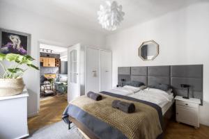 een slaapkamer met een groot bed en een spiegel bij Parrot Dream.Stunning 2 bedrooms near metro&center in Warschau