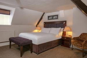 เตียงในห้องที่ The Manor House at Norton Park