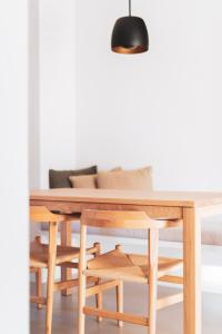 a dining room with a table and chairs at Vakantiewoning Duisbeke Logies in Oudenaarde