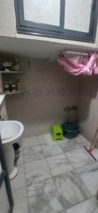 een badkamer met een wastafel, een toilet en een raam bij dreamHome in Sétif