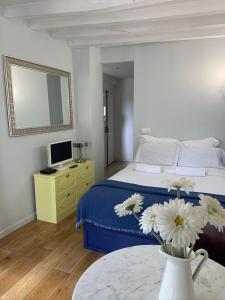 Ένα ή περισσότερα κρεβάτια σε δωμάτιο στο CHARMING Paris 5 PANTHÉON LATIN QUARTIER