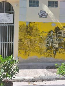 een muurschildering aan de zijkant van een gebouw bij Nando's Place in San Juan